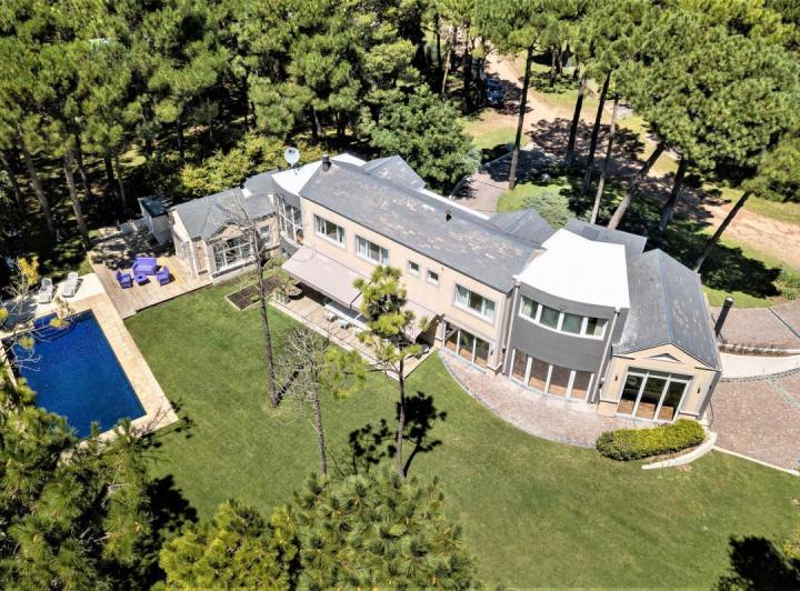 Casa · 550m² · 8 Ambientes · 4 Cocheras