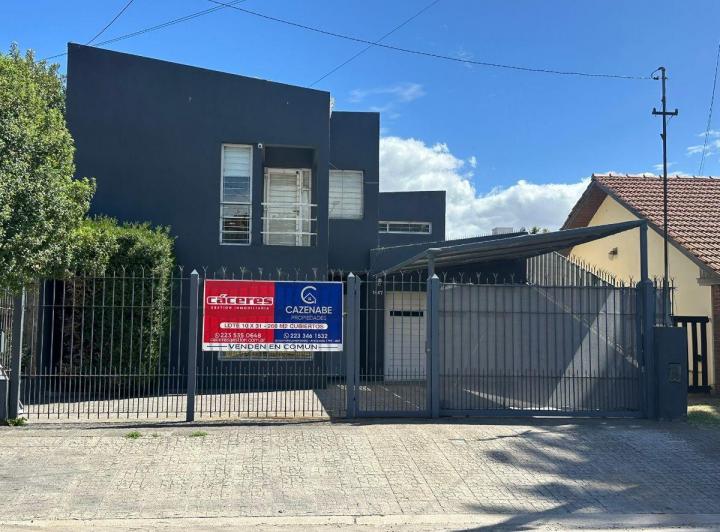 Casa · 270m² · 5 Ambientes · 2 Cocheras