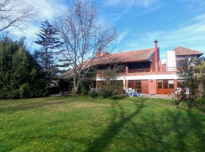 Casa · 380m² · 4 Dormitorios · 2 Cocheras