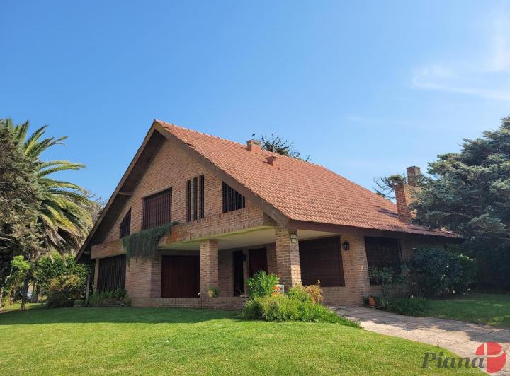 Casa · 291m² · 4 Dormitorios · 1 Cochera