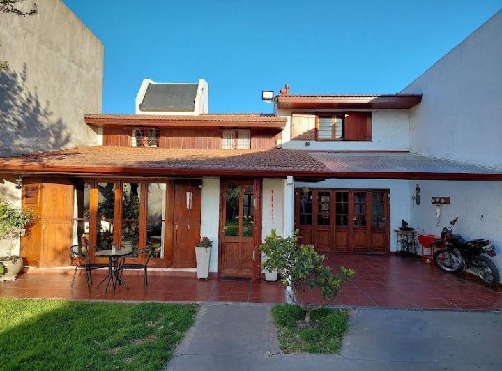 Casa · 200m² · 4 Ambientes · 2 Cocheras