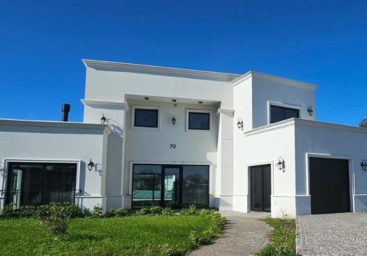 Casa · 190m² · 4 Ambientes · 1 Cochera