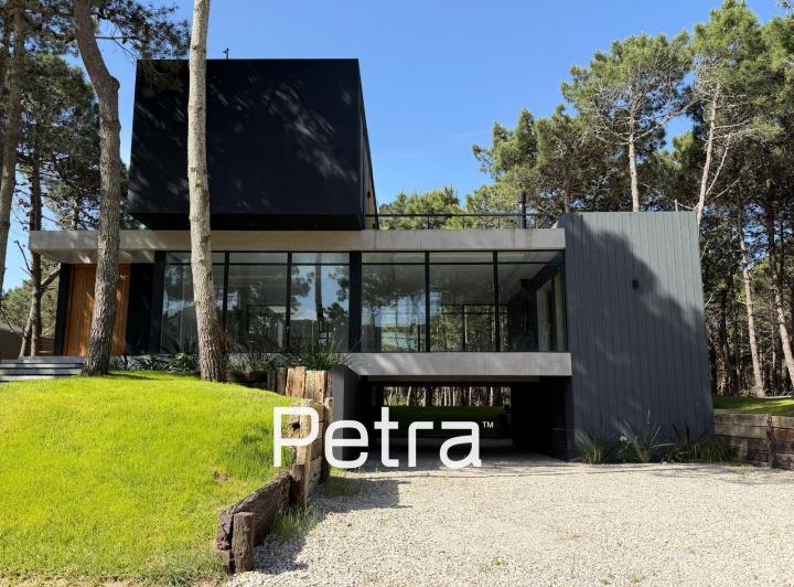 Casa · 297m² · 7 Ambientes · 3 Cocheras