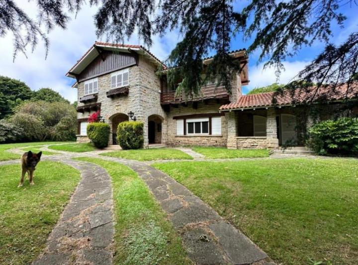 Casa · 800m² · 6 Ambientes · 4 Cocheras