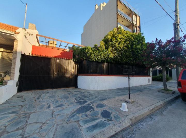 Casa · 200m² · 5 Ambientes · 2 Cocheras
