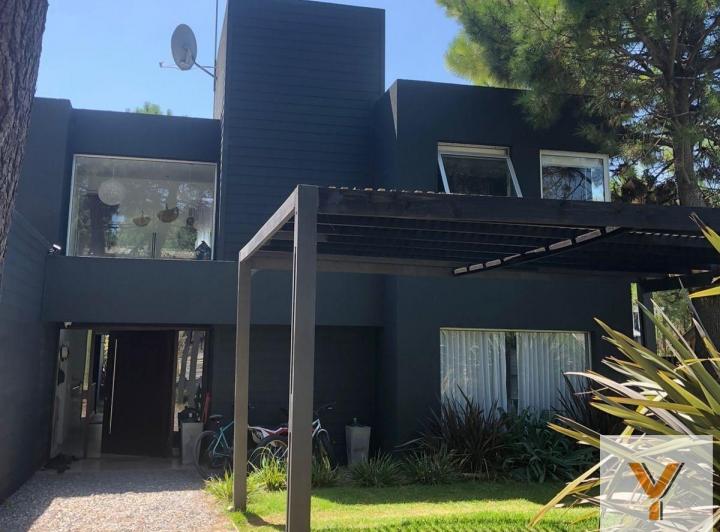 Casa · 230m² · 6 Ambientes