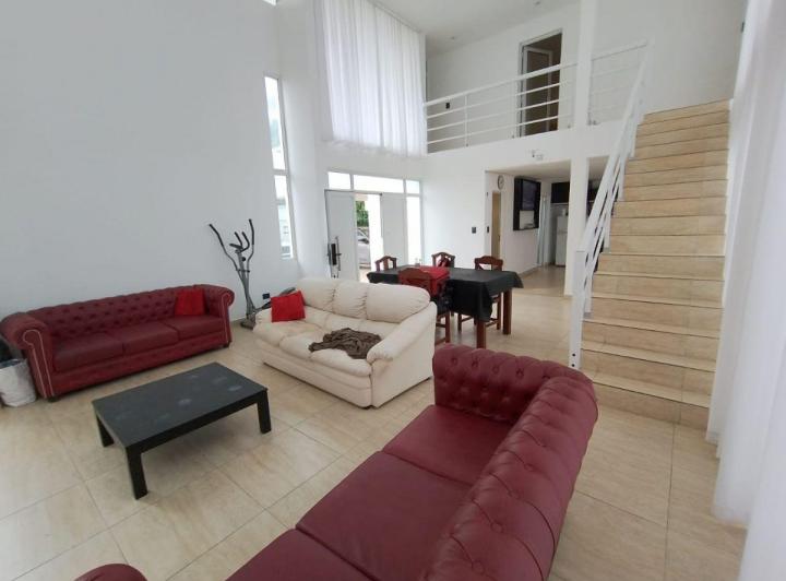 Casa · 495m² · 5 Ambientes · 3 Cocheras