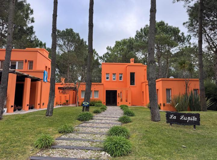 Casa · 418m² · 5 Dormitorios · 2 Cocheras