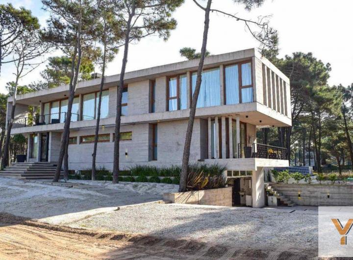 Casa · 532m² · 6 Ambientes · 8 Cocheras