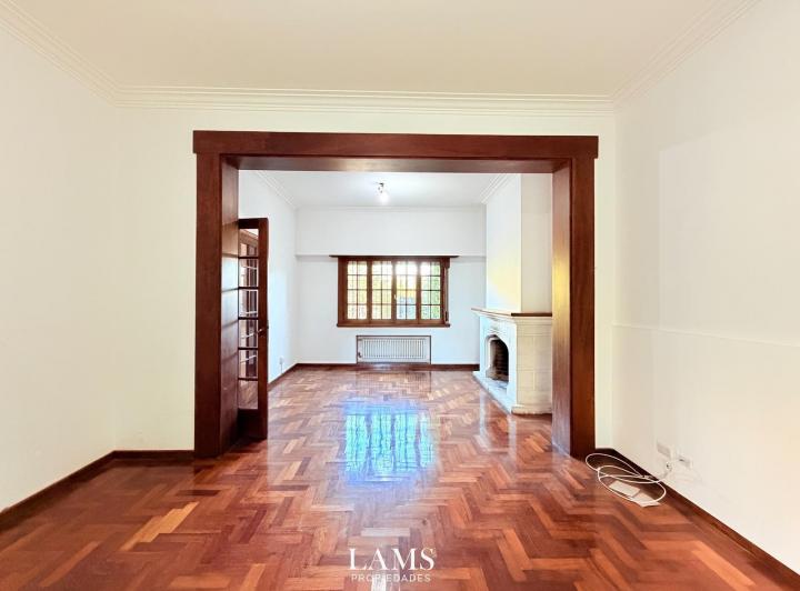 Casa · 247m² · 5 Ambientes · 1 Cochera