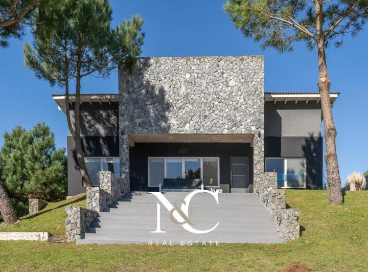 Casa · 180m² · 5 Ambientes