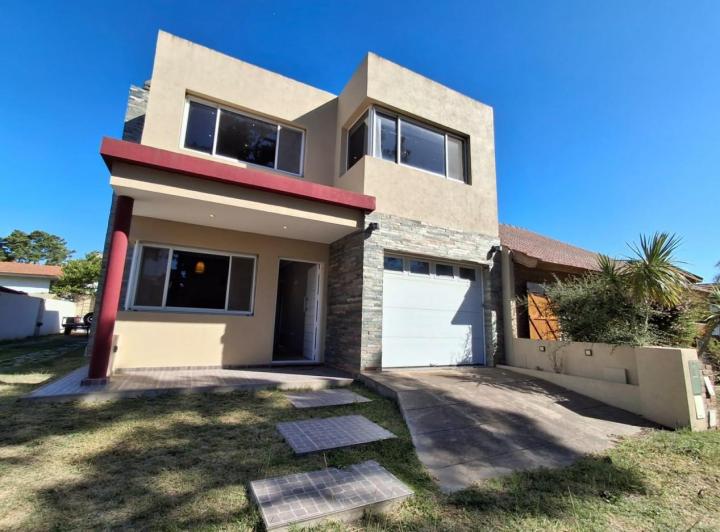 Casa · 130m² · 4 Ambientes · 1 Cochera