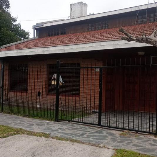 Casa · 1m² · 4 Ambientes · 1 Cochera