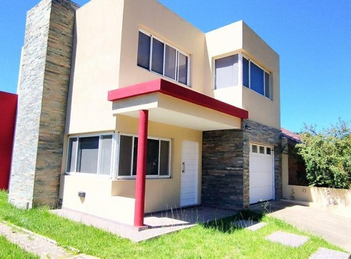 Casa · 130m² · 4 Ambientes · 1 Cochera