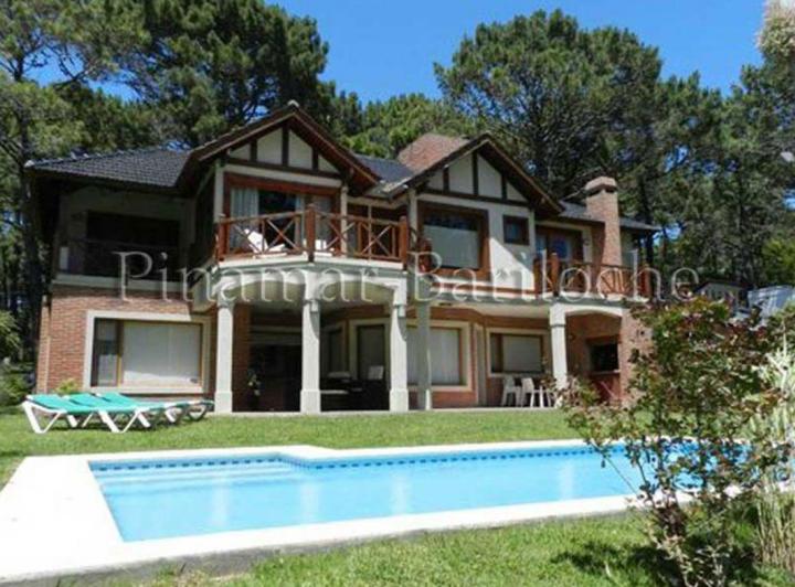 Casa · 263m² · 6 Ambientes · 1 Cochera