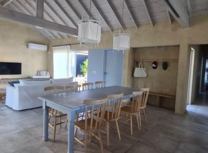 Casa · 220m² · 5 Ambientes · 2 Cocheras