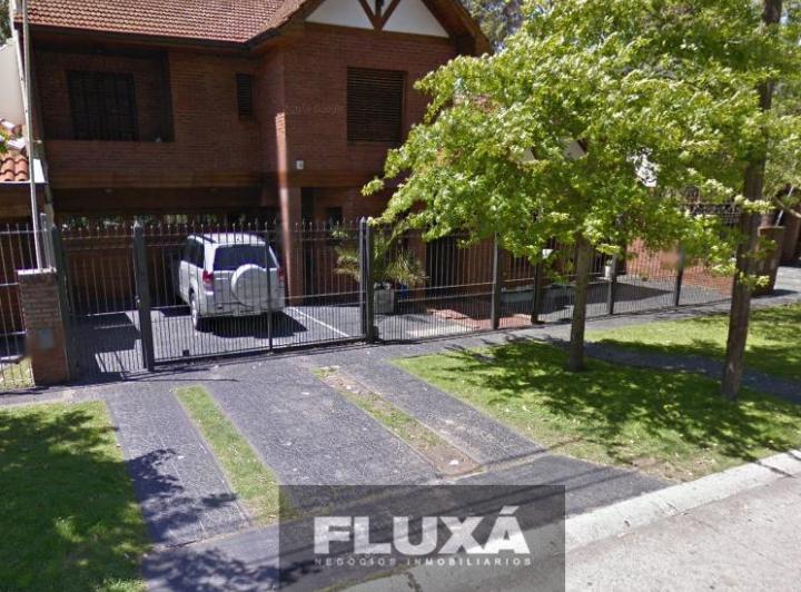 Casa · 300m² · 6 Ambientes · 2 Cocheras
