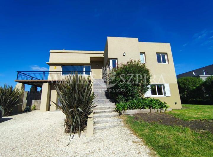Casa · 206m² · 5 Ambientes · 4 Cocheras