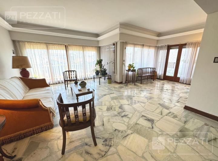 Casa · 295m² · 4 Ambientes · 2 Cocheras