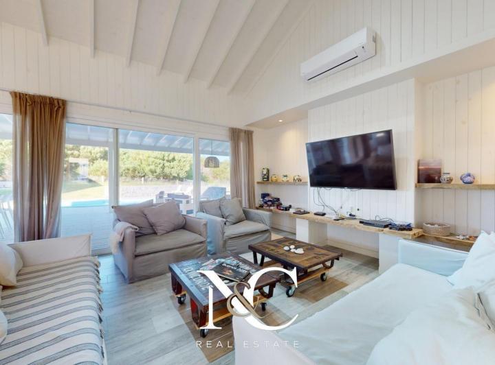 Casa · 255m² · 5 Ambientes · 1 Cochera