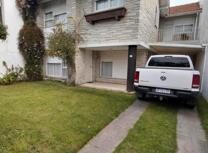 Casa · 300m² · 5 Ambientes · 2 Cocheras