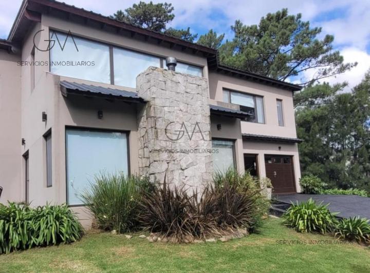 Casa · 242m² · 5 Ambientes · 2 Cocheras