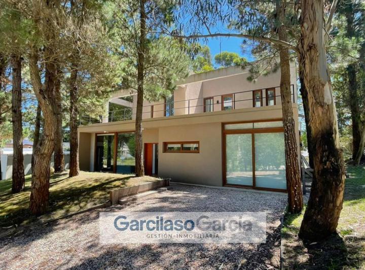 Casa · 550m² · 6 Ambientes · 2 Cocheras