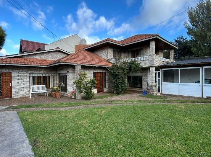 Casa · 221m² · 5 Ambientes · 1 Cochera