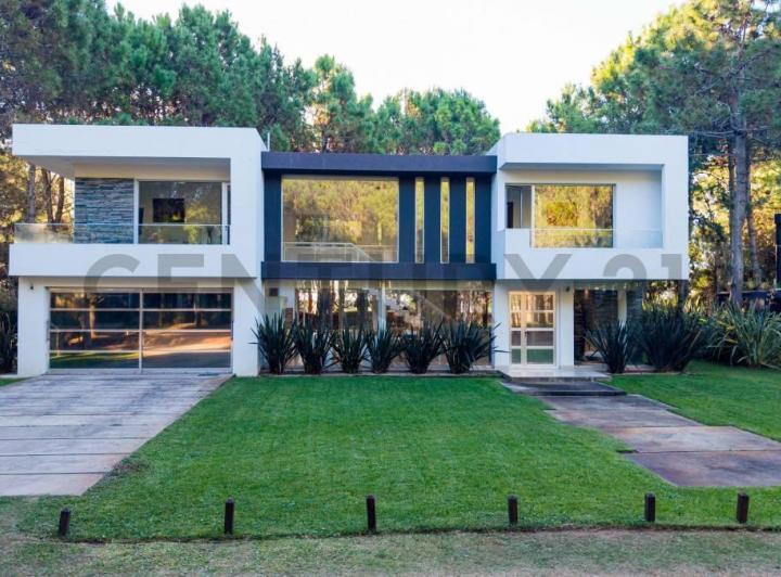Casa · 311m² · 5 Ambientes · 2 Cocheras