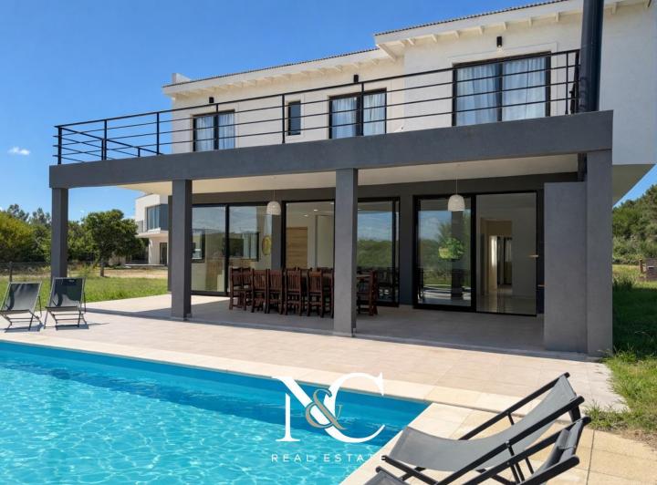 Casa · 248m² · 6 Ambientes · 1 Cochera