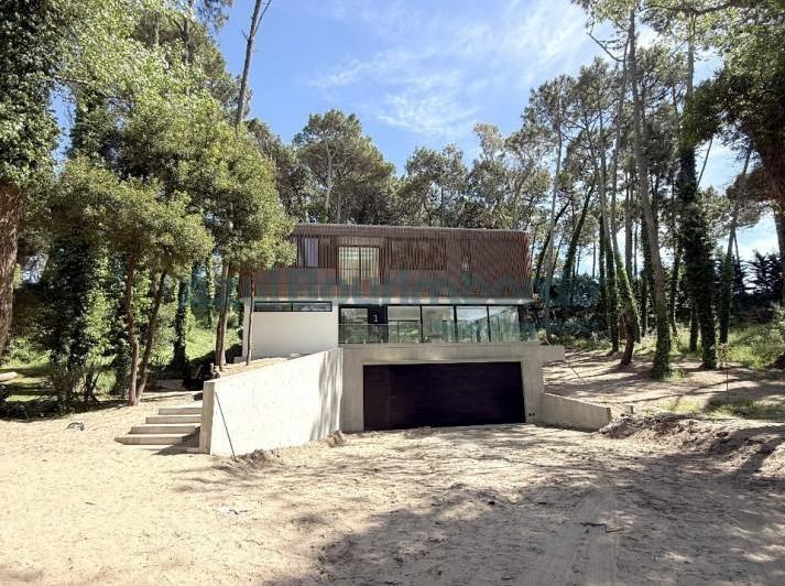 Casa · 671m² · 6 Ambientes · 3 Cocheras