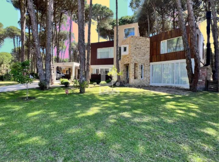 Casa · 370m² · 6 Ambientes · 2 Cocheras