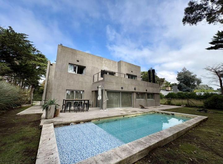 Casa · 280m² · 5 Ambientes · 2 Cocheras