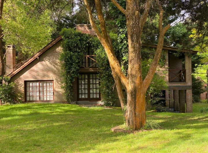 Casa · 220m² · 4 Ambientes · 1 Cochera