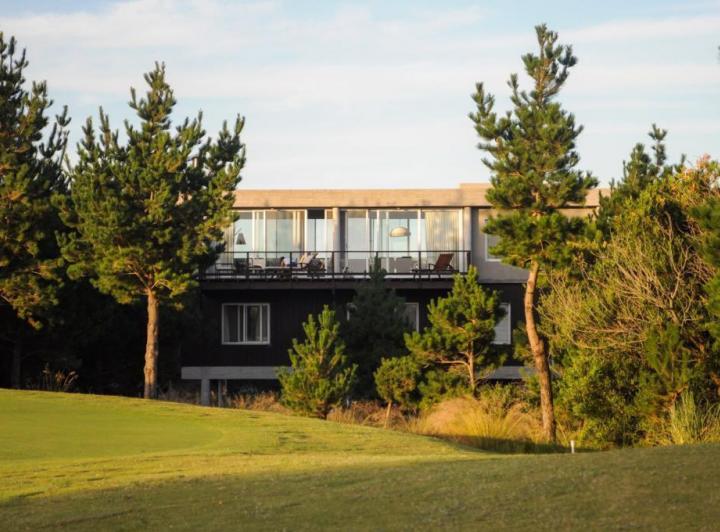 Casa · 260m² · 5 Ambientes · 4 Cocheras