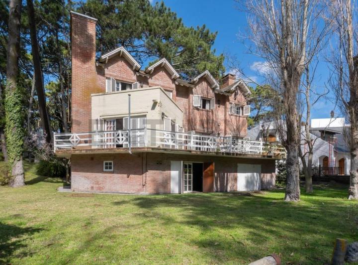 Casa · 310m² · 4 Ambientes · 4 Cocheras