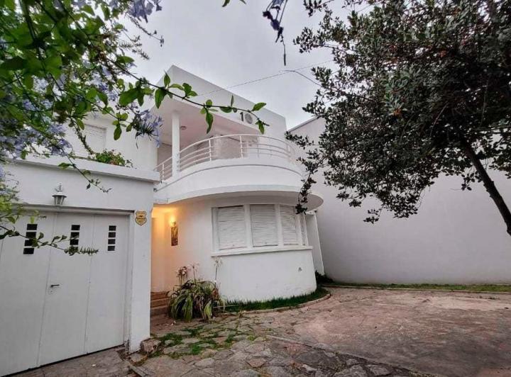 Casa · 240m² · 5 Ambientes