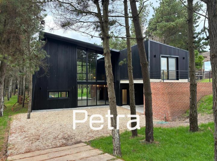 Casa · 260m² · 5 Ambientes · 2 Cocheras