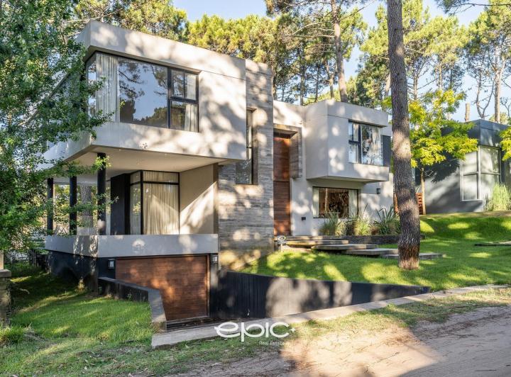 Casa · 240m² · 5 Ambientes · 1 Cochera