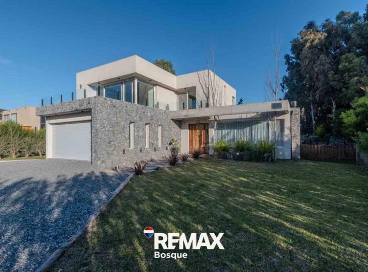 Casa · 265m² · 6 Ambientes · 2 Cocheras