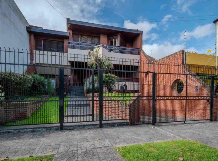 Casa · 432m² · 5 Ambientes · 4 Cocheras