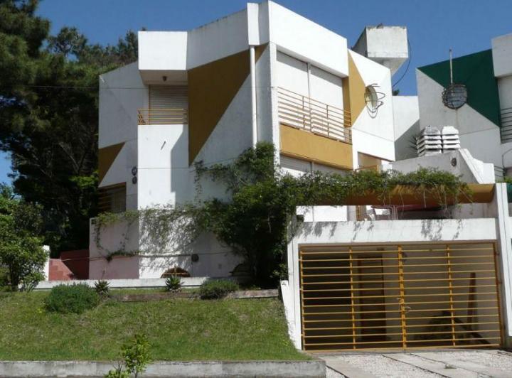 Casa · 140m² · 5 Ambientes · 1 Cochera