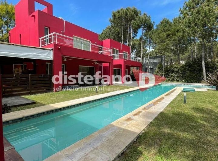 Casa · 370m² · 6 Ambientes · 1 Cochera