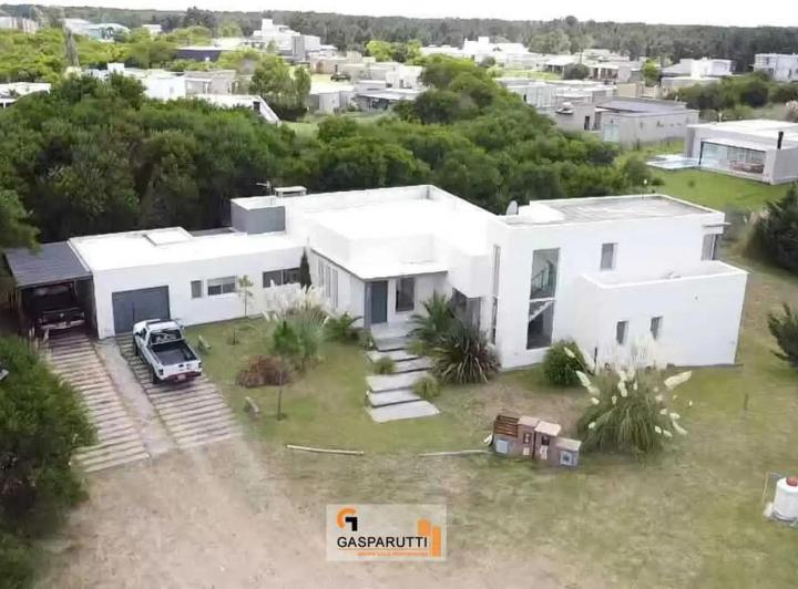 Casa · 330m² · 5 Ambientes · 4 Cocheras