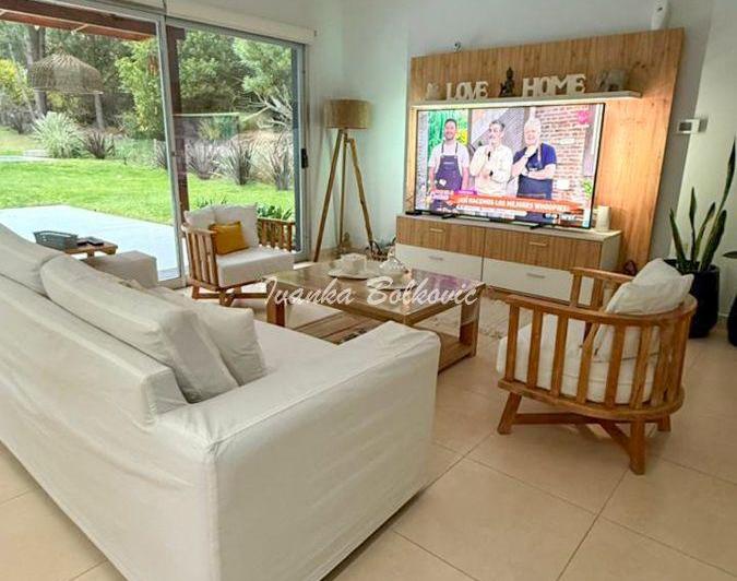 Casa · 215m² · 5 Ambientes · 1 Cochera