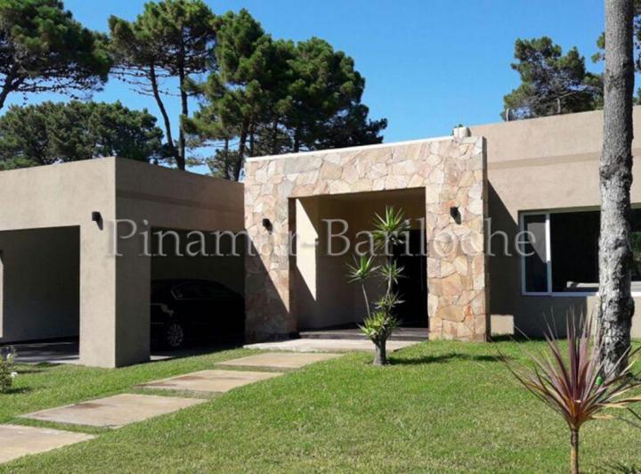 Casa · 250m² · 4 Ambientes · 2 Cocheras