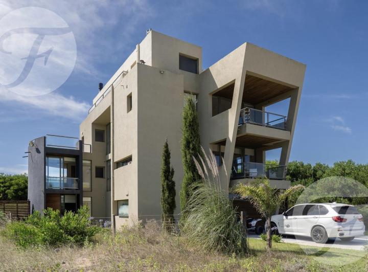 Casa · 493m² · 9 Ambientes · 4 Cocheras