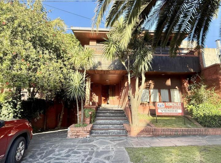 Casa · 300m² · 6 Ambientes · 3 Cocheras
