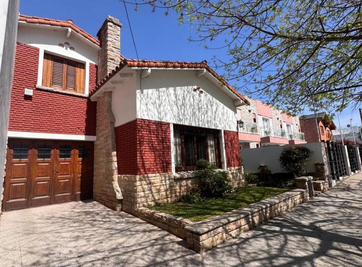 Casa · 210m² · 7 Ambientes · 1 Cochera