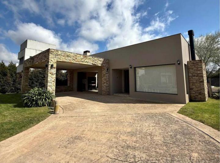 Casa · 200m² · 4 Ambientes · 1 Cochera